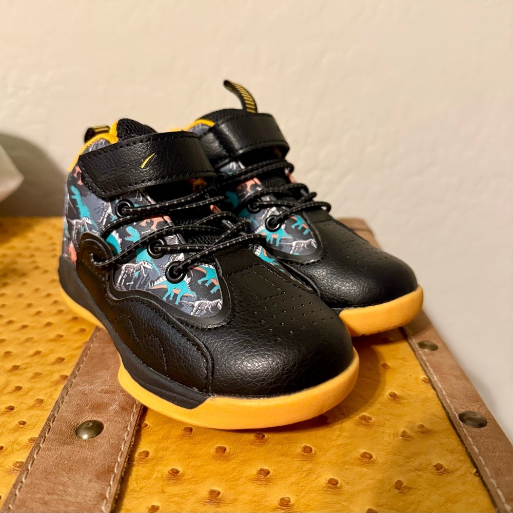 FINAL PRICE - NWOT Size 9 toddler dinosaur shoes🌼